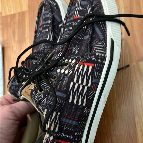 Twisted X Print Aztec Patterned Sneakers - Black and Red Size 8 - Picture 7 of 7